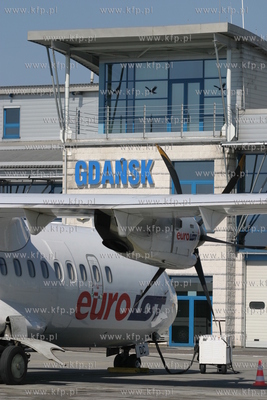 Port lotniczy w Gdansku Rebiechowie. Przed terminalem...
