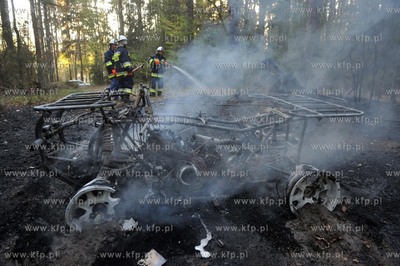 Na lesnej drodze pomiedzy Sulminem gmina Zukowo, a...