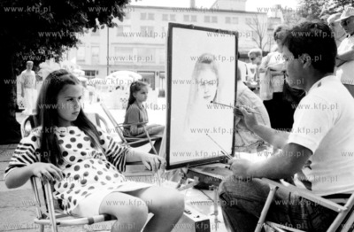Uliczny malarz portrecista w Sopocie na ul. Bohaterow...