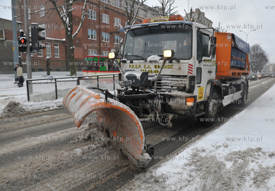 Obfite opady sniegu w Gdansku. Nz. plug na ul. Kartuskiej
10.12.2010
fot....