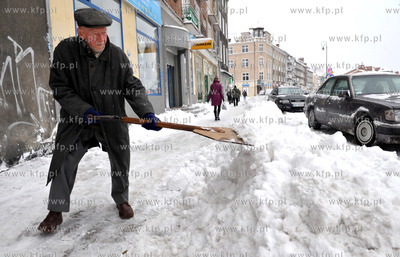 Gdansk. Roman Klimarczyk odsnieza chodnik przed dawnym...