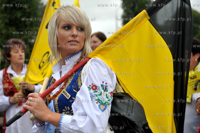 XIII Swiatowy Zjazd Kaszubow w Leborku. Barwny korowod...