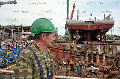 Gdansk. Wodowanie statku Lewek Andes w Remontowej Shipbuilding...