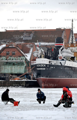 Wedkarze lowia ryby na zamarznietej Motlawie. 
18.02.2012...