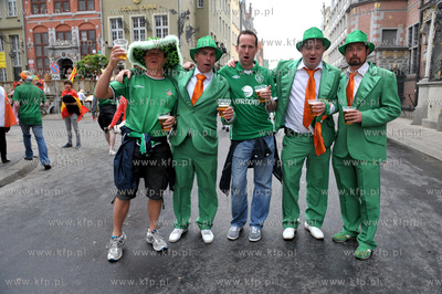 Gdansk, ul. Piwna. Irlandzcy i hiszpanscy kibice bawia...