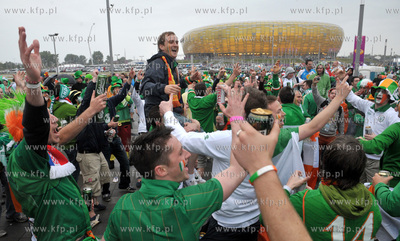 Gdansk. Hiszpanscy i irlandzcy kibice w drodze na PGE...