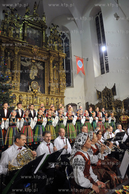 Koncert koled w wykonaniu zespolu Mazowsze w kosciele...