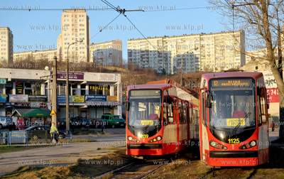 Tramwaje na petli w Gdansku Siedlcach. W oddali domy...