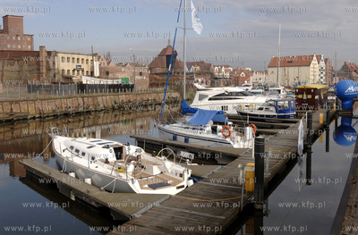 Gdansk. Marina na Motlawie na ul. Szafarnia, w glebi...