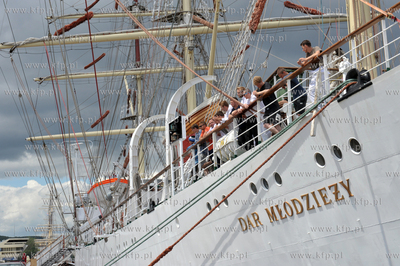 Gdynia. Dar Mlodziezy zacumowany przy Nabrzezu Pomorski...
