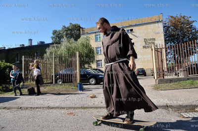 Franciszkanin, ojciec Lukasz Buksa przed Zespolem Szkol...