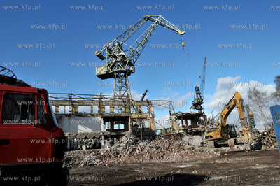 Tereny bylej Stoczni Gdanskiej. Wyburzanie budynku...