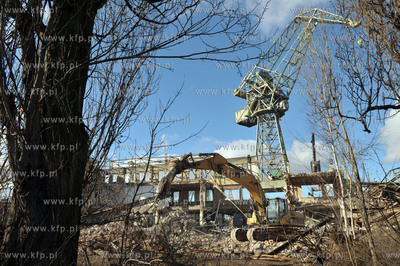 Tereny bylej Stoczni Gdanskiej. Wyburzanie budynku...