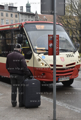 Gdańsk ul. Łagiewniki. Meżczyzna czeka na autobus...