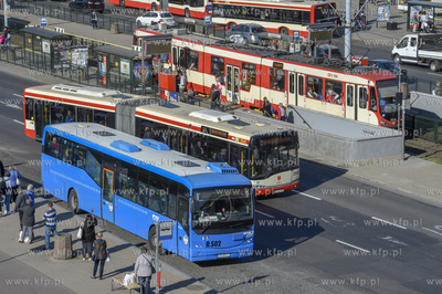 Tramwaj na ul. Okopowej w okolicy budynku LOT. 30.04.2019...