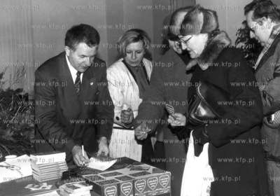 Prof. Longin Pastusiak podpisuje swoja ksiazke podczas...