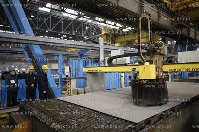 Stocznia Gdansk. Hala K-1. Rozpoczecie ciecia blach...