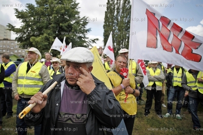 Gdansk. Demonstracja pracownikow firmy energetycznej...