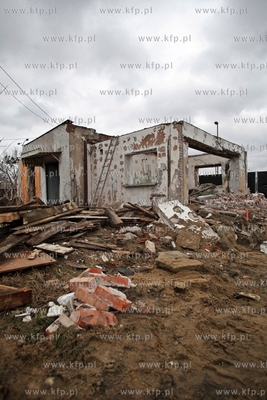 Rozbiorka budynku bylego baru Japa w Gdansku Zaspie.
05.12.2013
fot....