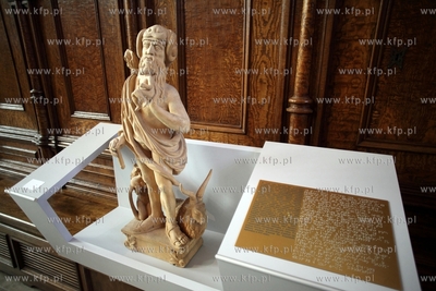 Gdansk. Dwor Artusa. Wystawa Prosimy dotykac eksponatow,...