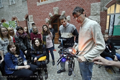 Bezplatny kurs obslugiwania dronow na dziedzincu Jana...