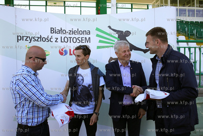 Skoczek narciarski Kamil Stoch spotkał sie na boisku...