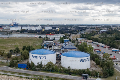 Dogaszanie pożaru w jednej z hal na terenie spalarni...