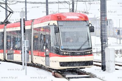 Zima w Gdańsku. Tramwaj Pesa Jazz Duo na Pętli Ujeścisko....