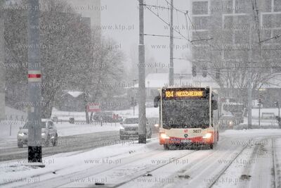 Zima w Gdańsku. Przystanek autobusowo - tramwajowy...