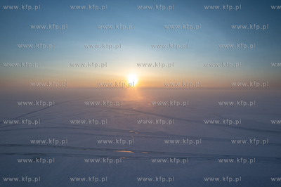 Zima na Mierzei Wiślanej. Krynica Morska. Wschód...