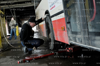 Pokaz mycia autobusow w zajezdni ZKM przy Al. Gen....