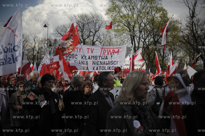 Marsz w obronie telewizji TV Trwam w Warszawie zorganizowany...