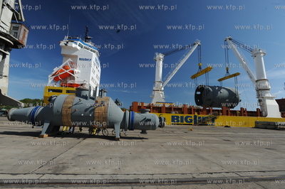 Port w Gdansku. Przeladunek elementu urzadzenia do...