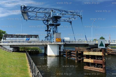 Dziwnow. Drogowy most zwodzony na rzece Dziwnie laczacy...