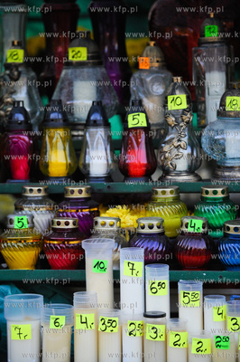 Gdansk. Cmentarz Srebrzysko. Stragany ze zniczami i...