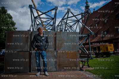 Gdansk. Skwer przy Wielkim Mlynie. Montaz instalacji...