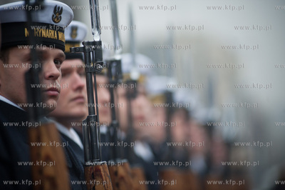 Gdynia. Zlozenie kwiatow na plycie Pomniku Marynarza...