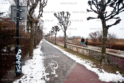 Nieprzyjemna, niezachecajaca do spacerow, zimowa pogoda...