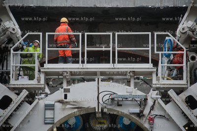 Gdansk. Wisloujscie. Montaz maszyny drazacej TMB, ktora...