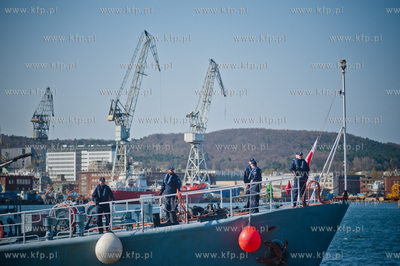 Gdynia. Oksywie. Port Marynarki Wojennej. Powrot niszczyciela...