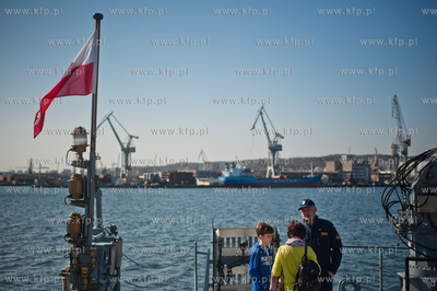Gdynia. Oksywie. Port Marynarki Wojennej. Powrot niszczyciela...