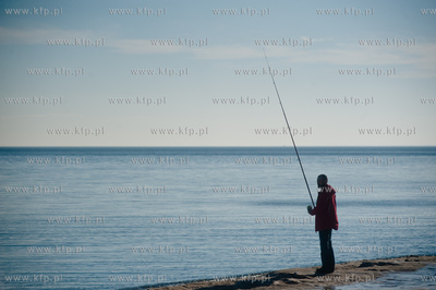 Sloneczny, zimowy dzien na plazy w Gdyni. 08.02.2014...