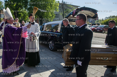 Gdansk. Katredra Oliwska. Wprowadzenie trumny z cialem...