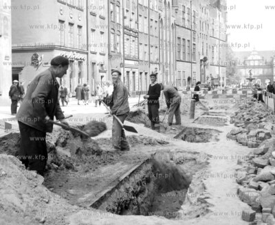 Gdansk. Prace przy budowie nowych instalacji pod ul....