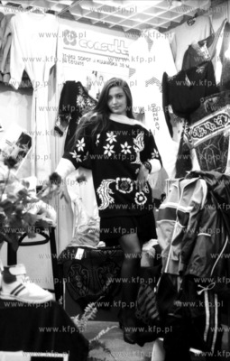 Modnie ubrana dziewczyna przy stoisku firmy Consult...