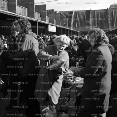 Targowisko kolo hali targowej w Gdyni.
26.10.1973
6pazdziernik73_z.kosycarz_p53
Fot....