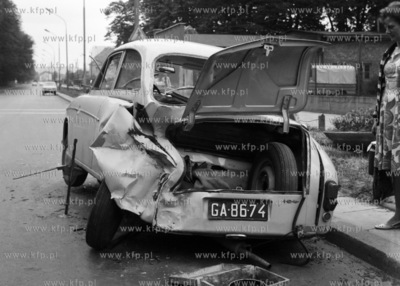 Rozbita Syrenka na alei Grunwaldzkiej w Gdańsku Wrzeszczu....