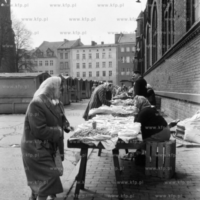 Handel warzywami i owocami obok Hali Targowej w Gdańsku....
