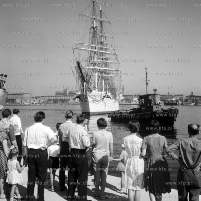 Dar Pomorza przybija do nabrzeża portu w Gdyni.  (Lata...