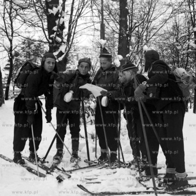 Zimowy bieg na orientacje. (lata50). 1958 0007973z...